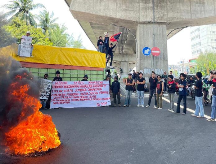 FOTO: Gerakan Aktivis Mahasiswa (GAM) melakukan aksi unjuk rasa di Pertigaan Jl. A.P Pettarani dan Hertasning, Kota Makassar, Sulawesi Selatan, Kamis, (19/02/2025).