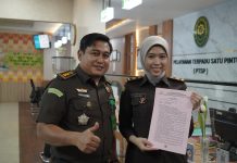 Tiga Terdakwa Kasus Skincare Segera di Sidangkan, Tuntutan Denda Capai Rp 5 Miliar FOTO: Kasi Penkum Kejati Sulsel Soetarmin usai mendaftarkan 3 terdakwa kasus skincare di Pengadilan Negeri Makassar. Rabu (18/2).