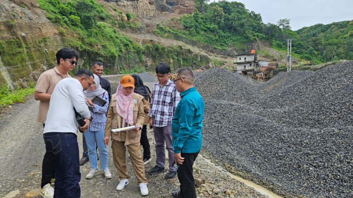 FOTO: Kunjungan lapangan ke lokasi tambang terindikasi berdampak banjir di permukiman warga di Kelurahan Lumpue Parepare oleh Bidang Taru Dinas SDACKTR provinsi sulawesi selatan bersama kepolisian dari Polres Parepare dan Barru. (Istimewa)