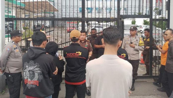 FOTO: Koalisi Perjuangan Pemuda Mahasiswa (KPPM) mendatangi kantor Kejaksaan Tinggi Sulawesi Selatan di Jl. Urip Sumoharjo Km 4, Kota Makassar. Kamis (19/2/2025) menggelar aksi unjuk rasa.