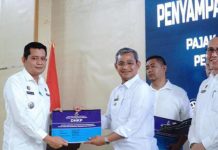 PBB-P2 Deli Serdang Naik 6,22 Persen FOTO: Penjabat (Pj) Bupati Deli Serdang, Ir Wiriya Alrahman MM, Menyerahkan Daftar Himpunan Ketetapan Pembayaran (DHKP) PPB-P2 Buku I, II, III dan Buku IV, V serta Surat Pemberitahuan Pajak Terhutang (SPPT) PBB-P2 di Aula Cendana, Lantai II, Kantor Bupati Deli Serdang, Rabu (19/2/2025).