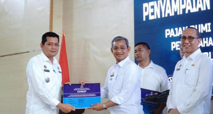 FOTO: Penjabat (Pj) Bupati Deli Serdang, Ir Wiriya Alrahman MM, Menyerahkan Daftar Himpunan Ketetapan Pembayaran (DHKP) PPB-P2 Buku I, II, III dan Buku IV, V serta Surat Pemberitahuan Pajak Terhutang (SPPT) PBB-P2 di Aula Cendana, Lantai II, Kantor Bupati Deli Serdang, Rabu (19/2/2025).