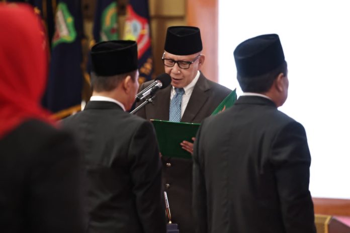 FOTO : Penjabat (Pj) Sekretaris Daerah Provinsi (Sekdaprov) Sumatera Utara (Sumut) MA Effendy Pohan melantik 12 pejabat eselon 3 dan 42 pejabat eselon 4 di lingkungan Pemerintah Provinsi (Pemprov) Sumut, di Aula Tengku Rizal Nurdin, Jalan Jenderal Sudirman Nomor 41 Medan, Rabu (19/2/2025).