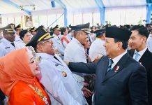 Momen Bersejarah, Pelantikan Serentak Kepala Daerah Pertama Kali di Indonesia FOTO: Presiden Prabowo Subianto usai melantik 961 kepala daerah Gubernur, Bupati dan Wali Kota seluruh Indonesia di Istana Negara Jakarta, Kamis (20/2/2025)