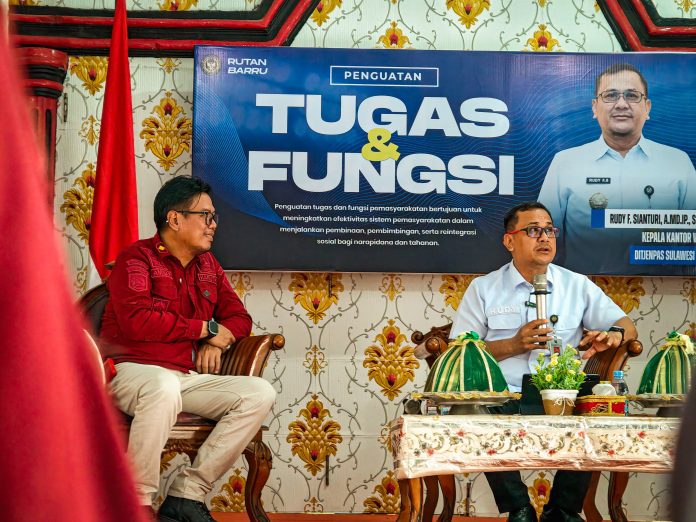 FOTO: Kiri, Kepala Rutan Kelas IIB Barru, Amsar dan Kepala Kantor Wilayah Direktorat Jenderal Pemasyarakatan Sulawesi Selatan, Rudy Fernando Sianturi, melakukan kunjungan kerja ke Rumah Tahanan Kelas IIB Barru, Kamis (20/2).