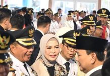 Kembali Pimpin Bulukumba, Andi Utta-Edy Manaf Tancap Gas 18 Program Kerja dalam 100 Hari FOTO: Presiden Prabowo Subianto bersama Bupati Andi Muchtar Ali Yusuf (Andi Utta) didampingi istri serta Wakil Bupati Bulukumba Andi Edy Manaf usai pelantikan kepala daerah di istana negara, Jakarta. Kamis (20/2/2025)