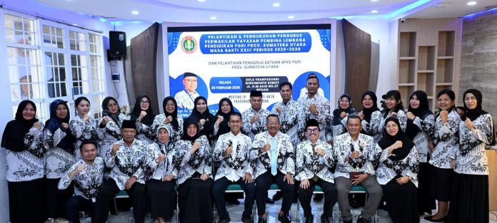 FOTO: Kepala Dinas Komunikasi dan Infromatika Sumatera Utara (Sumut) Ilyas Sitorus sekaligus Pelaksana harian (Plh) Ketua Persatuan Guru Republik Indonesia (PGRI) Sumut, pada acara pelantikan dan pengukuhan Pengurus Perwakilan Yayasan Pembina Lembaga Pendidikan (YPLP) dan Asosiasi Profesi dan Keahlian Sejenis (APKS) PGRI Provinsi Sumut, di Aula Transparansi Dinas Kominfo Sumut.