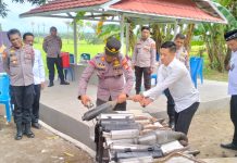 Jelang Ramadhan Polsek Bontonompo Rakor dengan Tripika: Musnahkan Knalpot Brong FOTO: Kapolsek dan Tripika Bontonompo saat melakukan pemusnahan knalpot brong di halaman Mapolsek. Rabu (26/2/205)