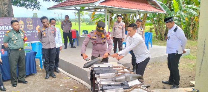 FOTO: Kapolsek dan Tripika Bontonompo saat melakukan pemusnahan knalpot brong di halaman Mapolsek. Rabu (26/2/205)