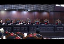 MK Tuntaskan 310 Permohonan Perkara Pilkada 2024 FOTO: Ketua Mahkamah Konstitusi (MK) Suhartoyo (tengah) saat didampingi 8 Hakim Konstitusi pada sidang Pengucapan Putusan di Ruang Sidang Pleno, Gedung 1 MK. (Foto Humas/Panji)