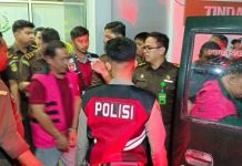 PPK dan Kontraktor Dijebloskan ke Lapas, WRC Desak Kejari Takalar Periksa Konsultan Pengawas FOTO: Penyidik kejaksaan saat membawa salah satu tersangka proyek pembangunan di Desa Tompo Tanah dan Desa Maccini Baji, Kecamatan Kepulauan Tanakeke, Kabupaten Takalar. (Properti via ujungjari.com)