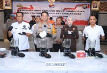 Gunakan Blender, Polrestabes Makassar Musnahkan Sabu Seberat 1,4 Kg FOTO: Kapolrestabes Makassar Kombes Pol Arya Perdana saat memusnahkan narkotika jenis sabu di Mapolrestabes. Rabu (26/2/2025)