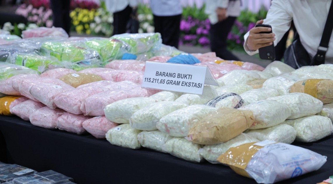 FOTO: Berbagai jenis narkotika yang berhasil diamankan pihak Badan Narkotika Nasional di kantor BNN Cawang pada Senin (3/3/2025).