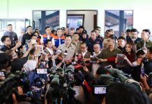 Banjir Bekasi, AHY: Tidak Boleh ada Bangunan Hunian di Aliran Sungai FOTO: Menteri Koordinator Infrastruktur dan Pembangunan Kewilayahan Agus Harimurti Yudhoyono saat memberikan keterangan persnya di posko penanganan banjir kota Bekasi di Pendopo Walikota, Kamis (6/3/2025). (Properti AHY)