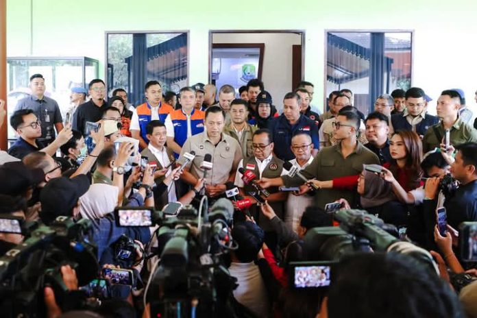 FOTO: Menteri Koordinator Infrastruktur dan Pembangunan Kewilayahan Agus Harimurti Yudhoyono saat memberikan keterangan persnya di posko penanganan banjir kota Bekasi di Pendopo Walikota, Kamis (6/3/2025). (Properti AHY)