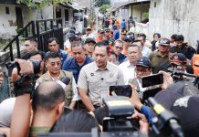 AHY Kunjungi Warga Terdampak Banjir di daerah Duren Jaya Bekasi FOTO: Menteri Koordinator Infrastruktur dan Pembangunan Kewilayahan Agus Harimurti Yudhoyono saat memberikan keterangan persnya di posko penanganan banjir kota Bekasi di Pendopo Walikota, Kamis (6/3/2025). (Properti AHY)