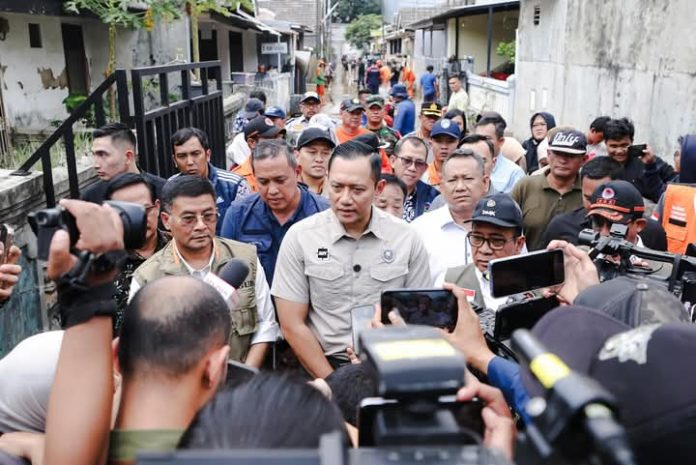 FOTO: Menteri Koordinator Infrastruktur dan Pembangunan Kewilayahan Agus Harimurti Yudhoyono saat memberikan keterangan persnya di posko penanganan banjir kota Bekasi di Pendopo Walikota, Kamis (6/3/2025). (Properti AHY)