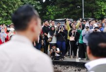 AHY Tinjau Jembatan Putus di Kota Bekasi FOTO: Menteri Koordinator Infrastruktur dan Pembangunan Kewilayahan Agus Harimurti Yudhoyono (AHY) meninjau jembatan putus di Kemang Pratama, Kota Bekasi pada Kamis siang (6/3).