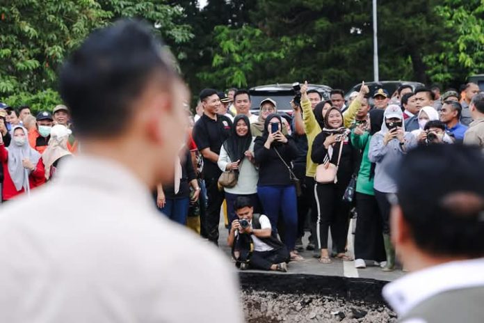 FOTO: Menteri Koordinator Infrastruktur dan Pembangunan Kewilayahan Agus Harimurti Yudhoyono (AHY) meninjau jembatan putus di Kemang Pratama, Kota Bekasi pada Kamis siang (6/3).