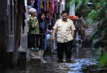 Ke Kawasan Banjir di Bekasi, Presiden Buka Puasa di Rumah Warga FOTO: Prabowo Subianto mengunjungi warga terdampak banjir di Kampung Tambun Inpres, Desa Buni Bakti, Kecamatan Babelan, Kabupaten Bekasi, Sabtu pekan (8/3/2025)