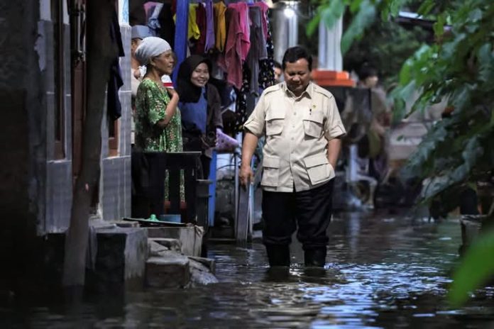 FOTO: Prabowo Subianto mengunjungi warga terdampak banjir di Kampung Tambun Inpres, Desa Buni Bakti, Kecamatan Babelan, Kabupaten Bekasi, Sabtu pekan (8/3/2025)