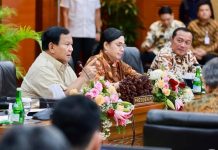Presiden Apresiasi CEO Gojek dan Grab Beri THR ke Pengemudi Ojol FOTO: Presiden Prabowo dan Menteri Keuangan Sri Mulyani Indrawati saat rapat di kantor Kementerian Keuangan di Jakarta beberapa waktu lalu. (Properti Seskab)