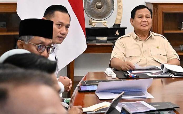 FB_IMG_1741893300065 FOTO: Presiden Prabowo Subianto bersama Menko Infrastruktur dan Pembangunan Kewilayahan Agus Harimurti Yudhoyono (AHY) bahas persoalan sampah nasional ke Istana Kepresidenan, Jakarta, Rabu (12/3/2025). (Property: AHY)
