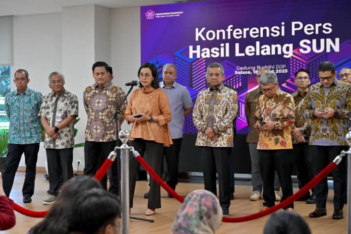 FOTO: Menteri Keuangan (Menkeu) Sri Mulyani Indrawati memberikan keterangan persnya terkait dengan Surat Berharga Negara di Jakarta, Selasa (18/3/2025). (Property: Sri Mulyani Indrawati)