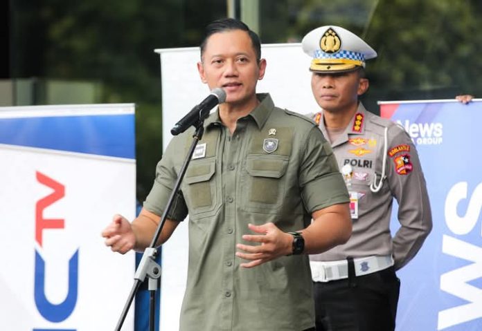 FOTO: Menko Infrastruktur & Pembangunan Kewilayahan, Agus Harimurti Yudhono (AHY) dan Angela Herliani Tanoesoedibjo, Pimpinan iNews Media Group saat melepas tim liputan lapangan untuk mudik lebaran tahun 2025. Rabu (19/3)