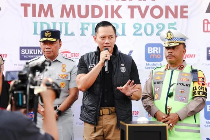 FOTO: Menteri Koordinator (Menko) Bidang Infrastruktur & Pembangunan Kewilayahan Agus Harimurti Yudhoyono (AHY) saat melepas Tim Liputan Khusus TV One Mudik Lebaran 2025.