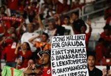 Suporter Timnas Bentangkan Spanduk Bertuliskan Jong Maluku For Garuda FOTO: Suporter Timnas Indonesia saat membentangkan spanduk bertuliskan Jong Maluku For Garuda" saat laga Indonesia vs Bahrain di gelora bung Karno di Jakarta. (Istimewa)