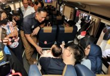 Pantau Arus Mudik Lebaran 2025, AHY Apresiasi Pelayanan PT Kereta Api Indonesia FOTO: Menko AHY saat berada didalam kereta api gaya baru malam jurusan stasiun surabaya gubeng dari stasiun pasar senen, Jakarta Pusat, Jumat (28/3). (Properti via Facebook AHY)