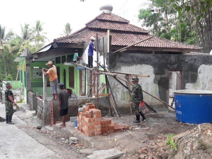 IMG-20181022-WA0014-768x576 FOTO: Ilustrasi, Rehab Masjid Al Ikhlas di Desa Temuwuh, Kabupaten Sleman, Yogyakarta. (Istimewa)