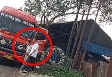 Oknum Berambut Cepak Bekingan Mafia BBM Ancam Wartawan di Deli Serdang, WRC: Segera Dilaporkan ke DEN POM TNI FOTO: Oknum berambut cepak itu sedang mendampingi salah seorang diduga Ali supir truk PT. Elnusa BK 8112 FO, di Jalan Medan Binjai KM.16 Sei Semayang, Kecamatan Sunggal, Kabupaten Deli Serdang, pada hari Sabtu (01/03/2025) sekitar pukul 11.15 WIB. (foto Tim)