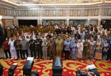 Hari Pertama Ngantor, Gubernur Sumut Bobby Nasution Tekankan Tugas Pemerintah Melayani Masyarakat FOTO: Gubernur Sumatera Utara, Muhammad Bobby Afif Nasution bersama Ketua TP PKK Sumut Kahiyang Ayu didampingi Wakil Gubernur Surya, Pj Sekda Sumut Effendy Pohan, Pj Gubernur Sumut Agus Fatoni, serta Pj Ketua TP PKK Sumut Tyas Fatoni, saat pisah sambut dan serah terima jabatan Gubernur dan Wakil Gubernur Sumut, serta Ketua TP PKK Sumut di Aula Raja Inal Siregar, Kantor Gubernur, Jalan Diponegoro 30, Medan.