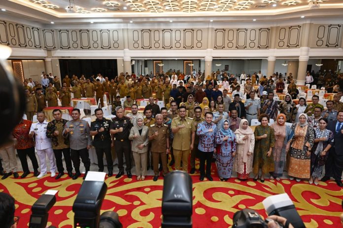 FOTO: Gubernur Sumatera Utara, Muhammad Bobby Afif Nasution bersama Ketua TP PKK Sumut Kahiyang Ayu didampingi Wakil Gubernur Surya, Pj Sekda Sumut Effendy Pohan, Pj Gubernur Sumut Agus Fatoni, serta Pj Ketua TP PKK Sumut Tyas Fatoni, saat pisah sambut dan serah terima jabatan Gubernur dan Wakil Gubernur Sumut, serta Ketua TP PKK Sumut di Aula Raja Inal Siregar, Kantor Gubernur, Jalan Diponegoro 30, Medan.
