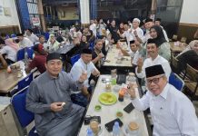Manfaatkan Waktu, Taufan Pawe Ngopi Bareng Kader Partai Golkar dan Warga di Kota Parepare FOTO: Taufan Pawe ngopi bersama Ketua DPRD dan Anggota Fraksi Golkar DPRD kota Parepare di Warkop LHR 828 Kota Parepare, Minggu malam 2 Maret 2025.