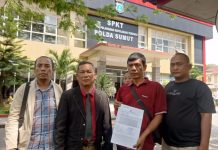 Dugaan Malpraktek, Dokter di RS Mitra Sejati Medan Dilaporkan Ke Mapolda Sumut FOTO: Suami korban (memegang surat) didampingi tim penasihat hukum saat di Mapolda Sumut.