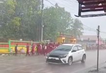 Serba Serbi Sambut Kepala Daerah di Sulsel, Libatkan Siswa SD Hujan Hujanan dan Terobos Lampu Merah FOTO: siswa SD hujan hujanan saat menyambut Bupati dan Wakil bupati Wajo. (Tangkap layar dari video viral di tiktok)