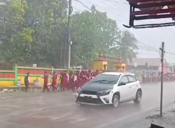 IMG-20250304-WA0059 FOTO: siswa SD hujan hujanan saat menyambut Bupati dan Wakil bupati Wajo. (Tangkap layar dari video viral di tiktok)