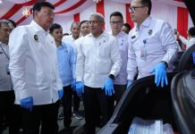 Sindikat Narkoba Gagak Hitam Gunakan Tangki BBM Mobil Mewah, Menko Polkam: Capai Rp1 Triliun FOTO: Menko Polkam, Budi Gunawan meninjau satu unit mobil mewah yang digunakan kelompok sindikat narkoba kelompok Gagak Hitam menyimpan narkotika di tangki pengisian bahan bakar minyak. (Properti BNN)