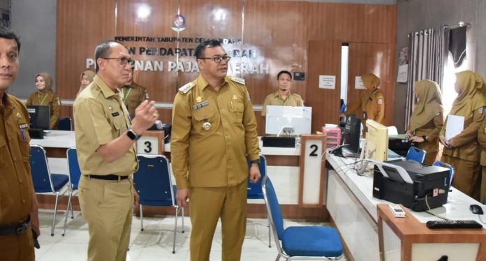 FOTO: Bupati Asri Ludin Tambunan hadir dalam kegiatan apel pagi di kantor Badan Pendapatan Daerah (Bapenda) Jalan Sudirman, No.2, Lubuk Pakam, Deli Serdang, Selasa (4/3/2025).