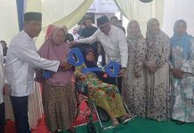 Bupati Deli Serdang Berjemur di Galang, Berbagai Bantuan Diserahkan FOTO: Bupati Deli Serdang dr.H.Asri Ludin Tambunan bersama Wakil Bupati Lom Lom Suwondo dan Ny.Hj Jelita Siregar serta Ny Asnidar Lom Lom Suwondo serahkan bantuan bedah rumah di Kecamatan Galang, Rabu (4/3/25) sore. (Rizky Zulianda)