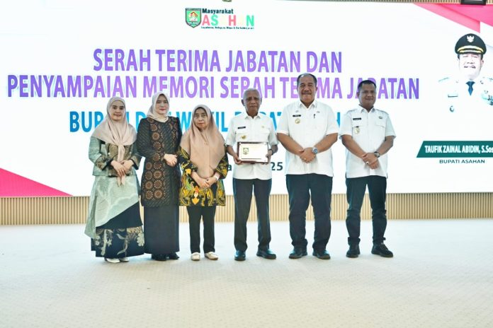 FOTO: Bupati Taufik Zainal Abidin dan Wakil bupati Asahan Rianto, pada acara serah terima jabatan (Sertijab) dan Penyampaian memori serah terima jabatan Bupati dan Wakil bupati yang berlangsung di Aula Melati Kantor Bupati Asahan Rabu, (05/03/2025). (Dinas Komunikasi dan Informatika Provinsi Sumut/Munawar Harahap)