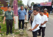 Peletakan Batu Pertama Pembangunan Tugu Selamat Datang Perbatasan Simalingkar B FOTO: Lurah Simalingkar B Junedi Sembiring meletakan batu pertama pembangunan Tugu Selamat datang di Perbatasan jalan Bunga Rampe Raya Ling.1 Kecamatan Medan Tuntungan dengan Kelurahan Kwala Bekala, pada Rabu Pagi. (12/3/25)
