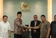 Peduli Hak CPNS dan PPPK, Taufan Pawe Ajak DPRD dan BKPSDMD Parepare ke Komisi II DPR RI FOTO: Wakil Ketua Komisi II DPR RI Zulfikar Arse Sadikin bersama Anggota Komisi II DPR RI, Taufan Pawe saat menerima rombongan anggota DPRD dan perwakilan BKPSDMD Kota Parepare, Sulawesi Selatan di Ruang Rapat 12.04 Gedung Nusantara 1 Kompleks Kantor DPR RI, Kamis 13 Maret 2025. (Istimewa)