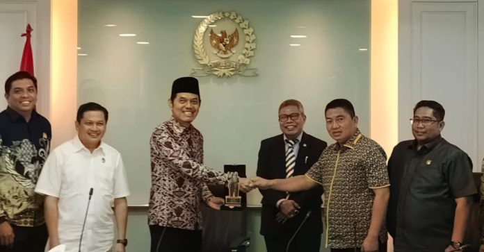 IMG-20250313-WA0321 FOTO: Wakil Ketua Komisi II DPR RI Zulfikar Arse Sadikin bersama Anggota Komisi II DPR RI, Taufan Pawe saat menerima rombongan anggota DPRD dan perwakilan BKPSDMD Kota Parepare, Sulawesi Selatan di Ruang Rapat 12.04 Gedung Nusantara 1 Kompleks Kantor DPR RI, Kamis 13 Maret 2025. (Istimewa)