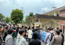 Geruduk Mapolrestabes, AMCTA Desak Kapolrestabes Medan Tangkap Direktur PT MAS FOTO: Sejumlah mahasiswa mendatangi Markas Polrestabes (Mapolrestabes) Medan di Jl. H Mohammad Said, Kamis (13/3/2025).