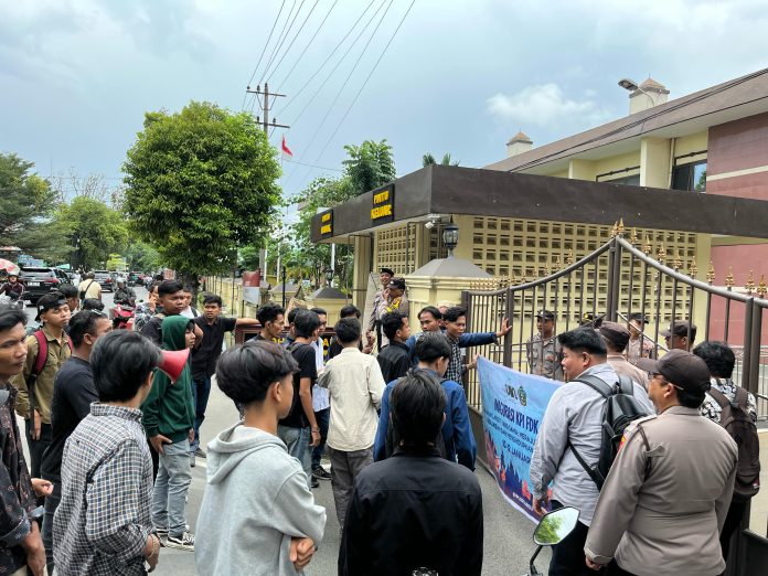 FOTO: Sejumlah mahasiswa mendatangi Markas Polrestabes (Mapolrestabes) Medan di Jl. H Mohammad Said, Kamis (13/3/2025).