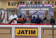 11 Pucuk Senpi Buat KKB Hasil Industri Rumah Tangga, Polisi Tangkap 6 Pelaku di Jawa FOTO: Polda Jawa Timur saat menggelar keterangan pers hasil penangkapan terhadap pembuat senjata api untuk kelompok kriminal bersenjata. (KOMPAS.com/IZZATUN NAJIBAH)